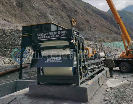 污泥脫水機(jī) 污泥脫水機(jī)